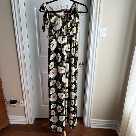 /Forever 21/ Jumpsuit wide pant open back - Picture 3 of 10